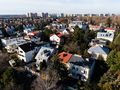 Widok z lotu ptaka na dzielnicę z domami jednorodzinnymi i drzewami w mieście.