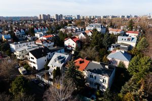 Widok z lotu ptaka na dzielnicę z domami jednorodzinnymi i drzewami w mieście.