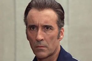 Mężczyzna z ciemnymi włosami, skupionym wyrazem twarzy.