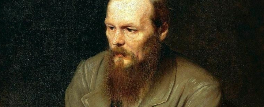 Na zdjęciu widoczny portret mężczyzny z długą brodą, w jasnym płaszczu, z zamyśloną miną.