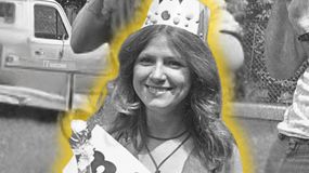 Kobieta z uśmiechem w koronie, w tle samochód i ludzie. Zdjęcie w czerni i bieli z żółtą poświatą