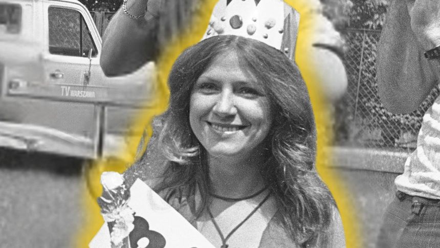 Kobieta z uśmiechem w koronie, w tle samochód i ludzie. Zdjęcie w czerni i bieli z żółtą poświatą