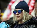 Konrad „Skolim” Skolimowski z długimi, blond włosami, w granatowej czapce i okularach przeciwsłonecznych.