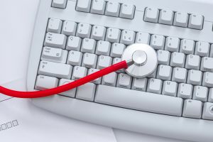 Stetoskop na klawiaturze komputerowej, symbolizujący technologię w medycynie.
