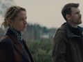 Dwójka ludzi stoi na zewnątrz, w tle widoczna mglista sceneria. Mężczyzna i kobieta są zamyśleni.