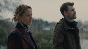 Dwójka ludzi stoi na zewnątrz, w tle widoczna mglista sceneria. Mężczyzna i kobieta są zamyśleni.