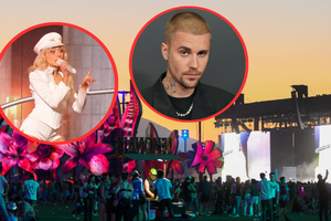 Na scenie festiwalu muzycznego dwie osoby występują w blasku zachodzącego słońca.