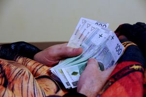 seniorka liczy piniądze