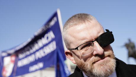 Grzegorz Braun na marszu 