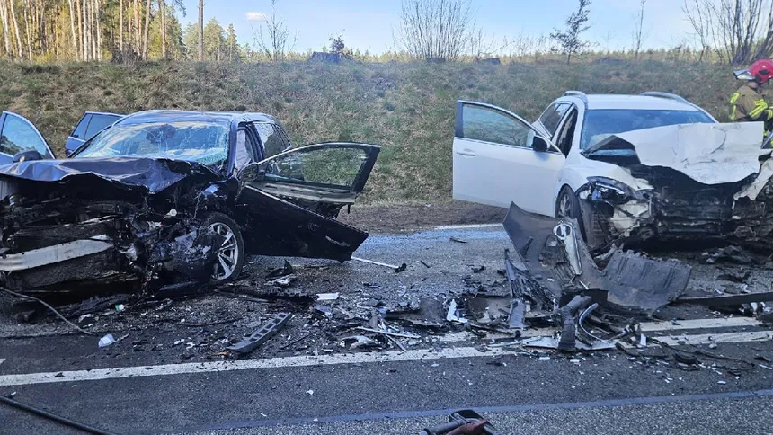 Poważny wypadek na DK16 w Klusach – trzy osoby ranne, w tym kobieta w ciąży