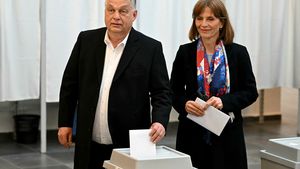 Viktor Orban wraz żoną przy urnie wyborczej 