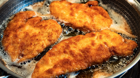 Smażyć kotlety na patelni