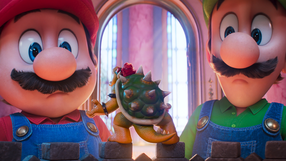 Dwaj bracia, Mario i Luigi, oglądają Bowsera w kolorowej scenerii z gry.