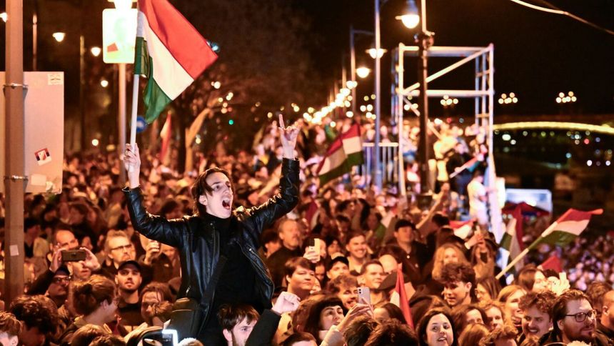Tysiące Węgrów świętowało w Budapeszcie wyborczy sukces partii TISZA