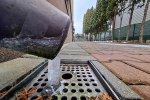 deszcz wypływa z rynny