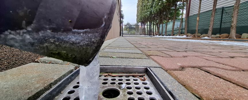 deszcz wypływa z rynny