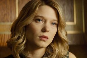 Młoda kobieta z blond falującymi włosami, zamyślona, z delikatnym wyrazem twarzy.