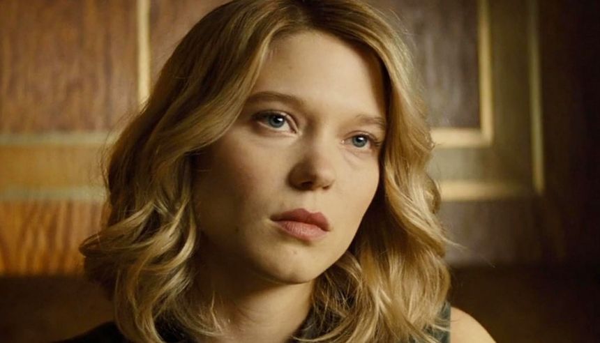 Młoda kobieta z blond falującymi włosami, zamyślona, z delikatnym wyrazem twarzy.
