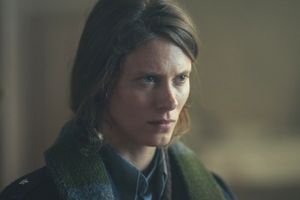 Na zdjęciu widoczna jest kobieta z krótkimi, jasnymi włosami, intensywnie patrzy w kamerę.