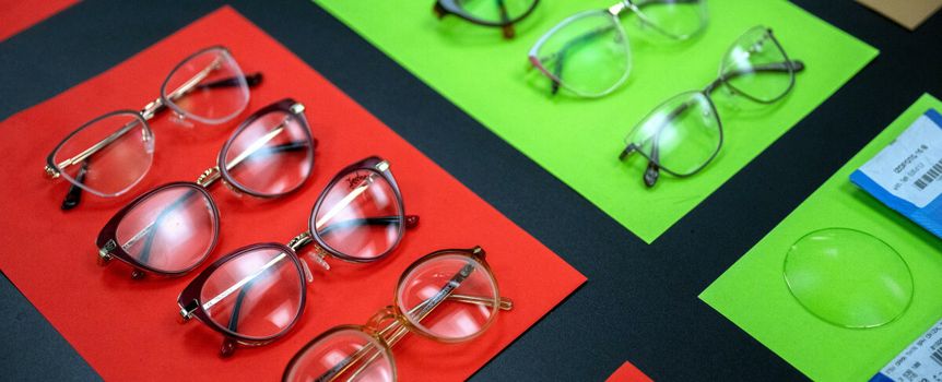 Zestaw okularów w różnych kształtach i kolorach na różnych kartkach papieru.