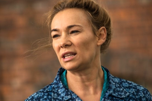 Kobieta w kwiecistej koszuli.