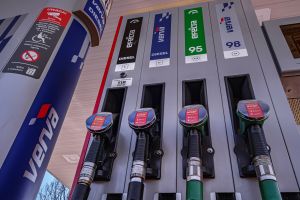 Stacja paliw z dystrybutorami paliw: Diesel, 95 i 98. Widoczne węże i etykiety.