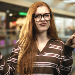 Zirytowana kobieta - materiał poglądowy