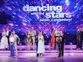 Na scenie programu „Dancing with the Stars” stoją tancerze w różnych kreacjach.