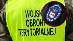Na zdjęciu widoczna kamizelka w kolorze fluorescencyjnym z napisem 