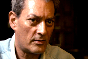 Na zdjęciu zbliżenie na mężczyznę z wyraźnym, skupionym wyrazem twarzy.