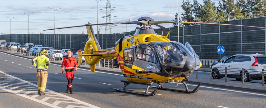 Śmigłowiec LPR na miejscu wypadku w Łomiankach
