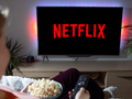 Kobieta oglądająca Netfliksa