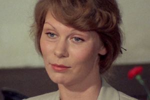 Na zdjęciu kobieta z krótkimi jasnobrązowymi włosami, w jasnej bluzce, z delikatnym uśmiechem.