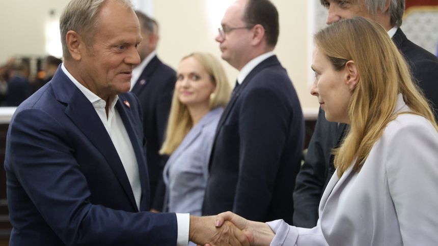 Premier Donald Tusk i ministra funduszy i polityki regionalnej Katarzyna Pełczyńska-Nałęcz podczas posiedzenia rządu
