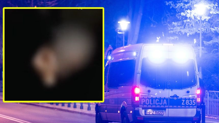 Na zdjęciu widoczny radiowóz policyjny na nocnej ulicy, w tle nieco zamazane kształty.