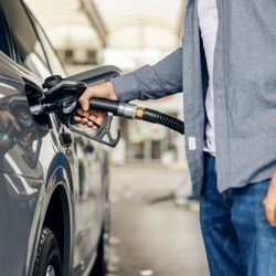 Mężczyzna na stacji benzynowej - materiał poglądowy