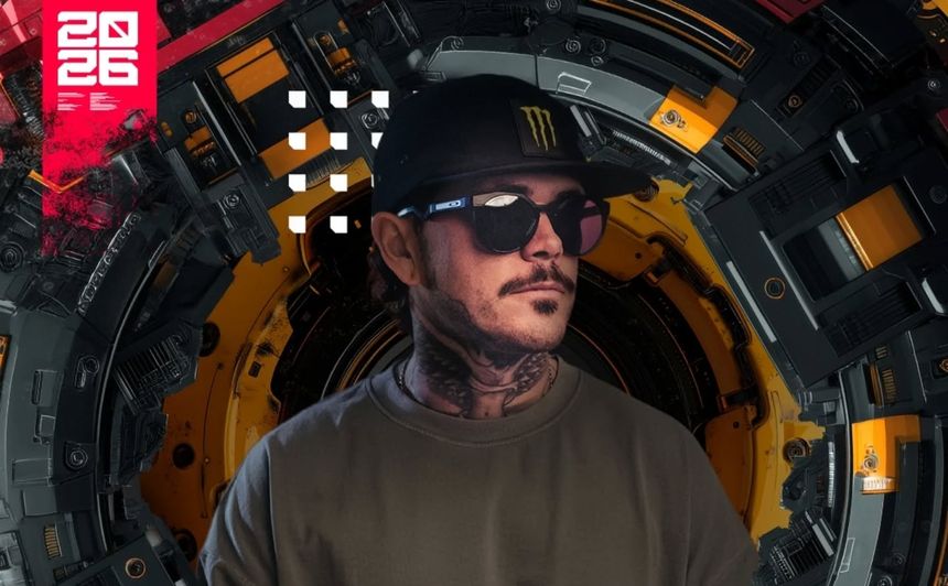 Tai Woffinden z tatuażami, w ciemnych okularach i czapce, na tle futurystycznej grafiki.