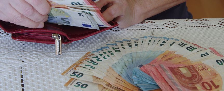 emerytka liczy pieniądze