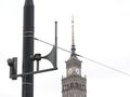 Na zdjęciu widoczna jest syrena alarmowa w Warszawie i Pałac Kultury. 