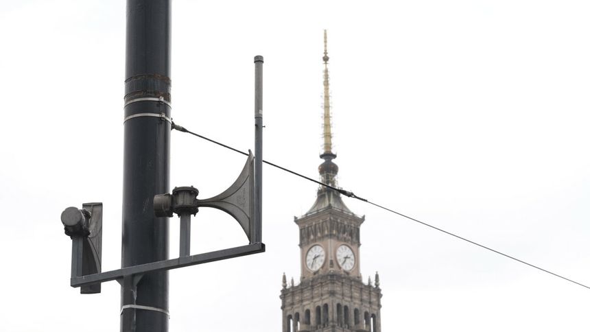 Na zdjęciu widoczna jest syrena alarmowa w Warszawie i Pałac Kultury. 