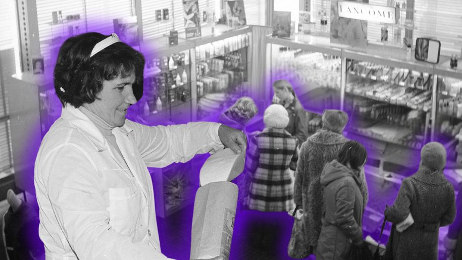 Zdjęcie przedstawia kobietę w białym fartuchu, sprzedającą w sklepie kosmetycznym, w tle klienci.