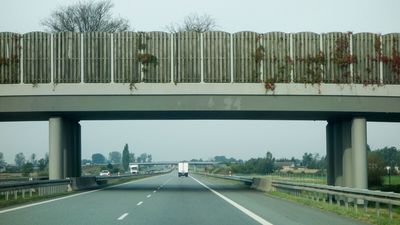 Wypadek na A2. Samochód potrącił pracownika autostrady