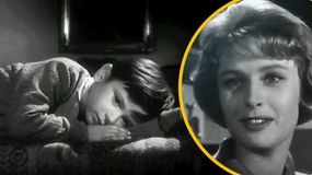 Na zdjęciu widać smutnego chłopca leżącego na kanapie oraz kobietę z uśmiechem w kadrze.