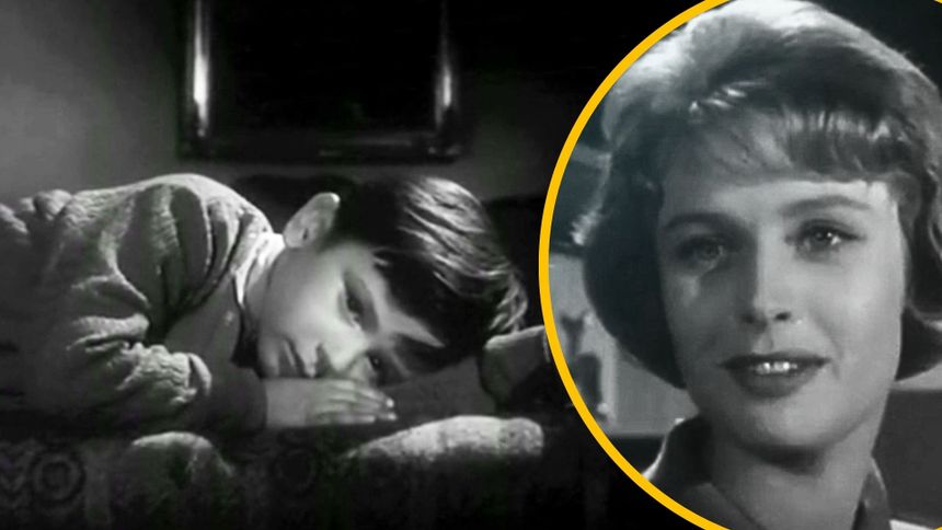 Na zdjęciu widać smutnego chłopca leżącego na kanapie oraz kobietę z uśmiechem w kadrze.