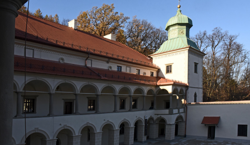 Dziedziniec Zamku w Suchej Beskidzkiej