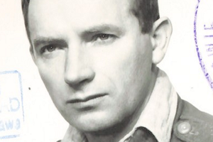 Zdjęcie czarno-białe przedstawiające mężczyznę w mundurze z poważnym wyrazem twarzy. Edward Stachura.