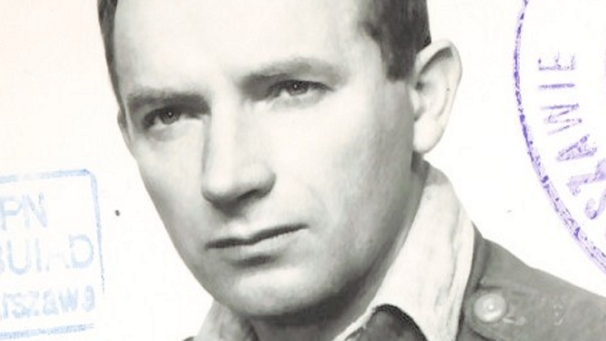 Zdjęcie czarno-białe przedstawiające mężczyznę w mundurze z poważnym wyrazem twarzy. Edward Stachura.