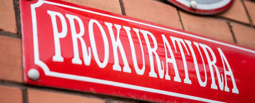 Czerwony szyld z napisem 