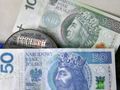 Na zdjęciu widoczne pieniądze: banknoty 100 i 50 zł oraz licznik.