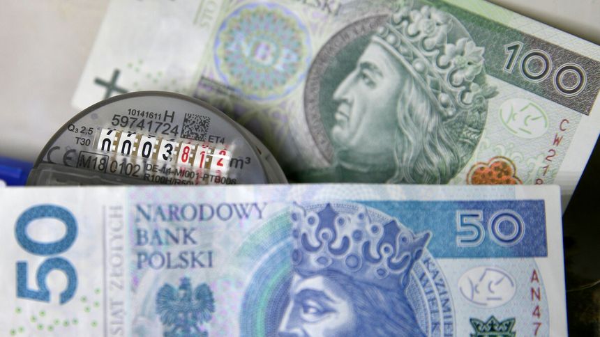 Na zdjęciu widoczne pieniądze: banknoty 100 i 50 zł oraz licznik.